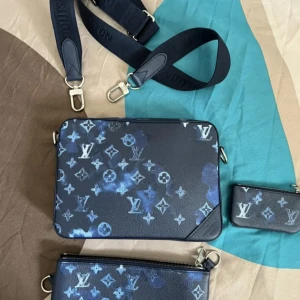 Lv trio väska - En äkta lv trio väska i en väldigt sällsynt färg lv watercolor trio bag heter moddelen                           Hör av er vid frågor! Pris kan diskuteras!