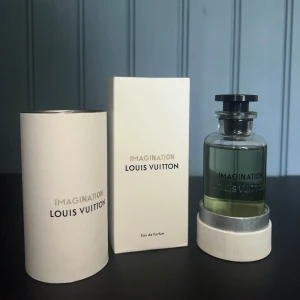 Imagination Eau de Parfum från Louis Vuitton - Imagination från Louis Vuitton är en exklusiv Eau de Parfum. Flaskan är genomskinlig med svart lock och parfymen har en ljusgrön nyans. Kommer i elegant vit kartong och rund förvaringsask med silverdetaljer och Louis Vuitton-logga.