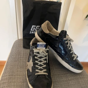 Mörkblå sneakers - Golden Goose - Golden Goose Superstar sneakers | Såklart Äkta | Inga Hål | Dustbag Följer | Feta inför sommar | Vid mer frågor är det bara att skriva!