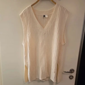 Lång väst - Lång väst,  använd ett fåtal gånger. Storlek M, h&m divided.