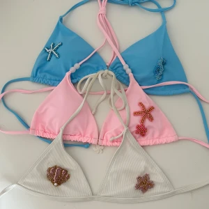 Bikinitopp  - Bikinitopp med pärlbroderi!🌸unik bikinitopp som passar perfekt till sommaren!  broderier är hemmagjort, toppen är ALDRIG ANVÄND⭐️ fler liknande bikinitoppar finns i min profil, så håll utkik om ni är intresserade!!😊 150kr st, pris kan dirkuteras🤗