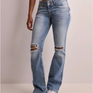 Nelly jeans  - säljer dessa populära nelly jeans med hål då dom inte används så mycket längre❤️köpte för 699 säljer för 545kr.