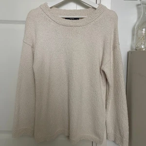 Oversized stickad tröja från BikBok - Säljer den här jättefina oversized stickade tröjan från BIK BOK. Den är aldrig använd och har prislappen kvar. Nypris: 599. Skriv privat vid yttligare frågor. PRISET KAN DISKUTERAS VID SNABB AFFÄR!💗💗