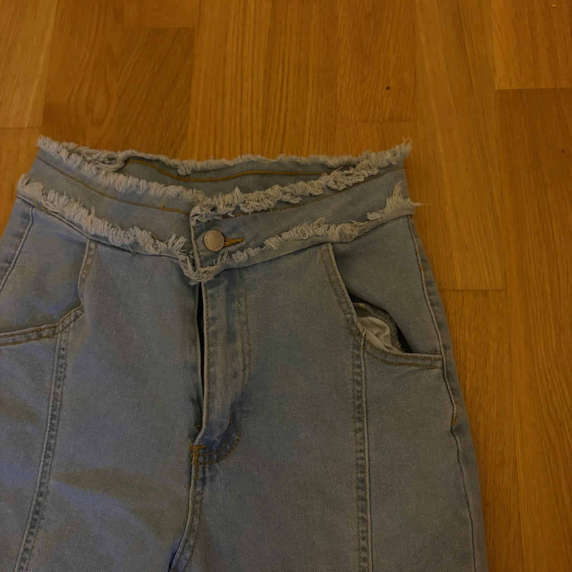 Ljusblå bootcut jeans med råa kanter - 1