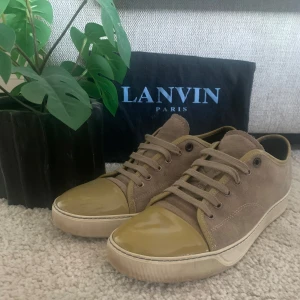 Lanvin skor  - Säljer ett par riktigt feta lanvin skor i otroligt bra skick! Hittar inte bättre skick på marknaden för detta pris. Skick 9/10 inga defekter alls! Dem är uk 7 och passar mig som har storlek 43. Förutom en liten liten defket. Hör av er vid minsta fundering.🤗