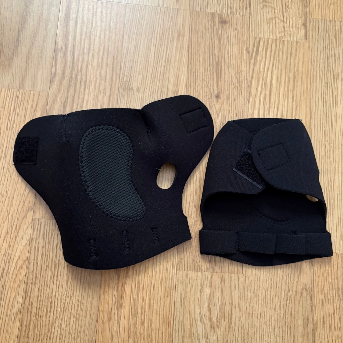 Svarta träningshandskar med kardborre - 1