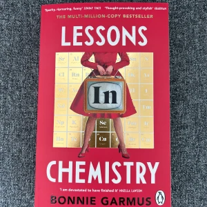 Lessons in Chemistry - En färgstark roman om kemisten Elizabeth Zott som kämpar mot fördomar och utmanar samhällets normer på 1960-talet. Perfekt för unga vuxna som gillar starka karaktärer, humor och inspirerande berättelser.