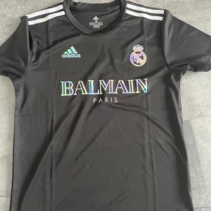 BALMAIN ,,, Real Madrid  - Svart t-Shirt Real BALMAIN