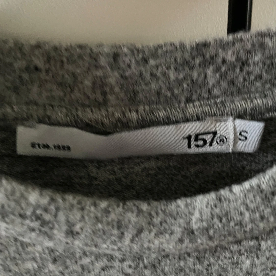 Grå puffärm tröja från 157 - 2