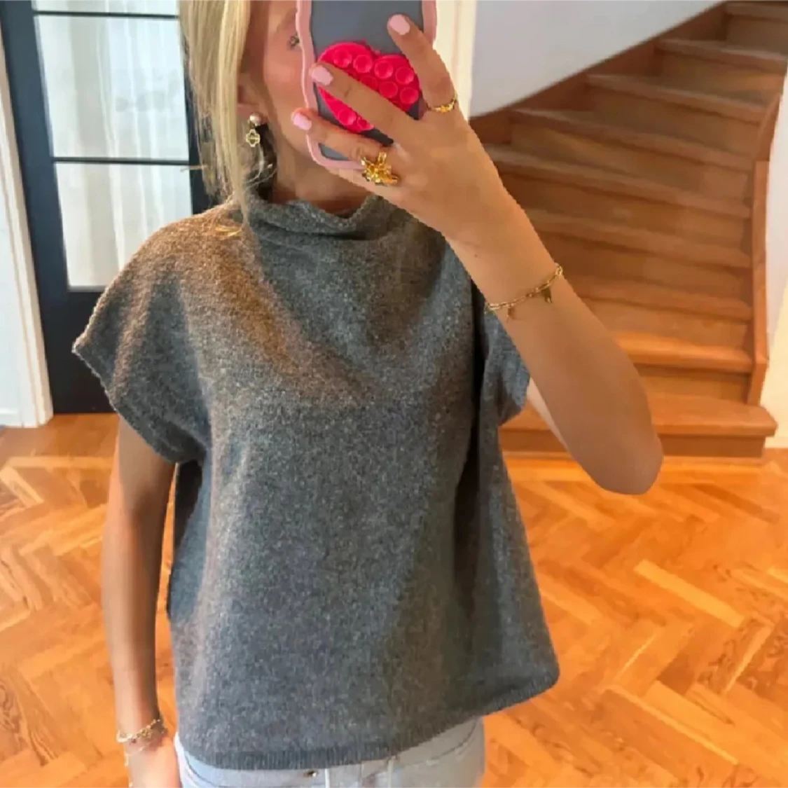 Grå stickad topp med korta ärmar