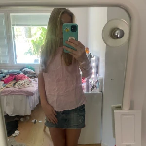 Ljusrosa linnetopp från Voglia - Säljer en ljusrosa linnetopp från Voglia med korta ärmar och en liten v-ringning framtill. Toppen är 42 storlek men jag är S. Toppen är i ett svalt och luftigt linnematerial, perfekt för varma dagar. Enkel och stilren design som passar till mycket.