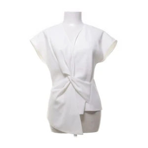 Omlottopp  - Säljer en stilren vit omlottopp med draperad front och korta ärmar. Toppen har en asymmetrisk design och v-ringad halsringning ifrån Zara i storlek XS men skulle passa en S