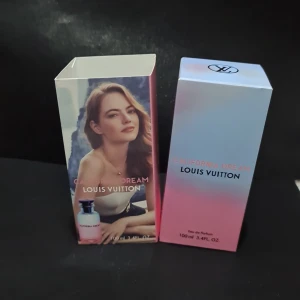 California Dream Eau de Parfum från Louis Vuitton - California Dream från Louis Vuitton är en exklusiv parfym i en elegant glasflaska med rosa doftvätska. Flaskan har svart lock med LV-logga och rymmer 100 ml. Förpackningen har en gradient i blått och rosa med stilren design.
