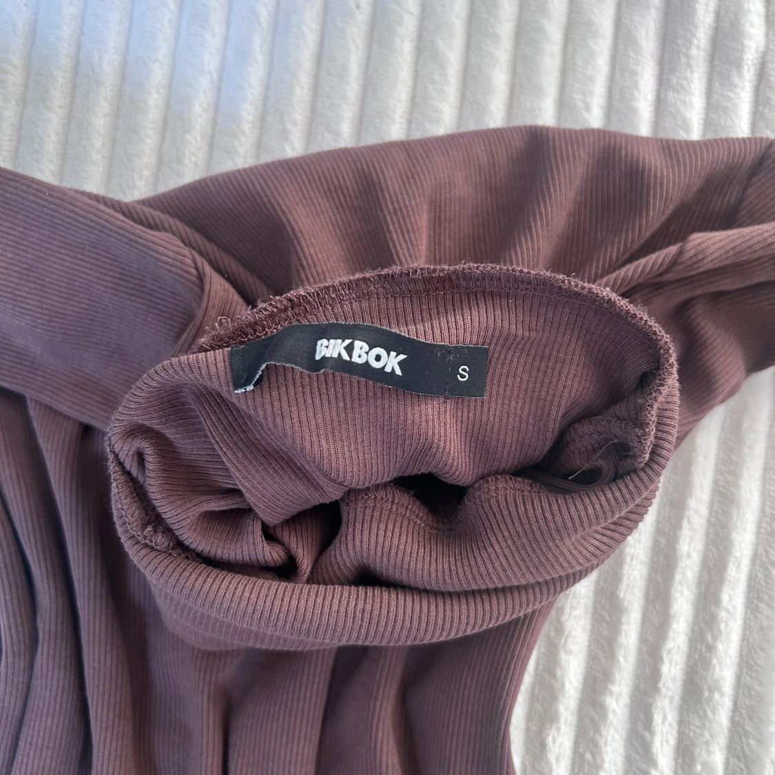 Brun ribbad långärmad klänning från Bik Bok - 3