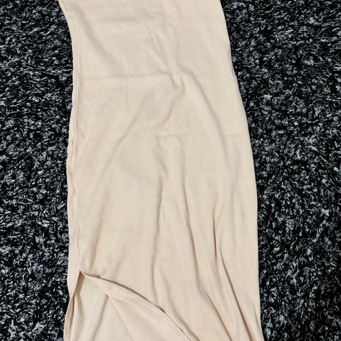 Beige ribbad långklänning med smala axelband - 2