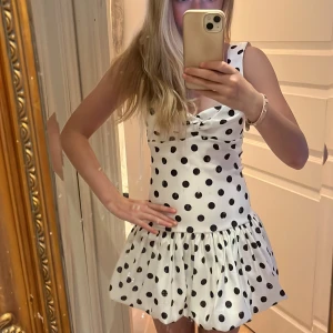 Prickiga ballong klänning från Zara!🩵 - Säljer en helt oanvänd klänning från Zara i stl S! Tyvärr så var den inte riktigt för mig! Helt ny.🙈🌟🩵 