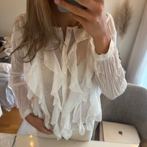 Vit blus med volanger - Säljer blus/skjorta med volanger!