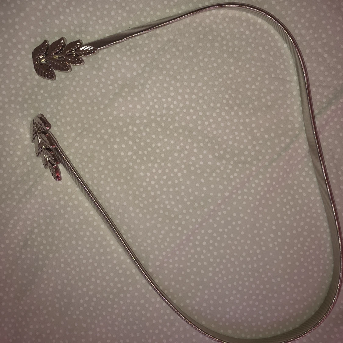 Silverfärgat bälte med bladspänne - 2