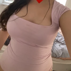 Ljusrosa tight topp med kort ärm - Säljer en ljusrosa topp från Gina Tricot. Super söt säljer en likadan fast brun köp 2 plagg från mig och få 20% på den billigast. Har ingen defekt eller fläck jag märkt av 