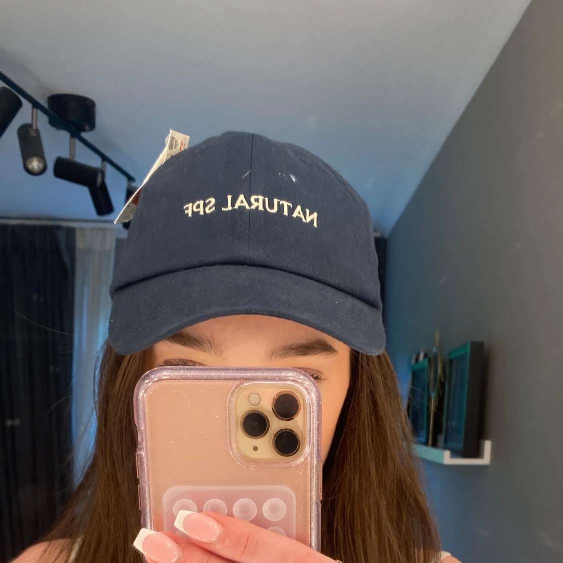 Mörkblå keps med broderad text från Cropp