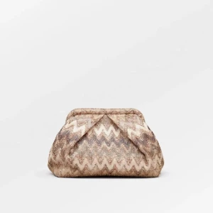 Becksöndergaard clutch  - Intressekoll på denna populära och slutsålda clutchen från becksöndergaard🤩Ny med prislapp. Gillar den så säljer endast vid bra pris!