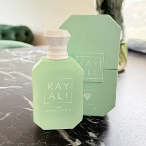 Kayali Yum Pistachio Gelato 33 EdP - Kayali Yum Pistachio Gelato 33 är en parfym i en mintgrön, åttakantig flaska med vit kork. Doften har noter av pistageglass, hasselnöt, vispad grädde, marshmallow och sockervadd. Förpackningen matchar flaskans färg och har en modern, stilren design. Det är den gamla flaskan som har lyxiga förpackningen helt ny endast testade med ca 2-3 sprut 