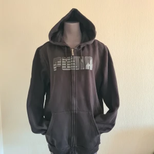HOODIE PUMA - Säljer en oanvänd svart hoodie från PUMA i strl L.  Rök och djurfritt hem.  Inget att anmärka på. 