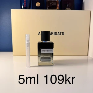 Y Eau de Parfum 5ml samples från Yves Saint Laurent  - Y Eau de Parfum från Yves Saint Laurent i 5ml sprayflaska. Doften har aromatiska, fräscht kryddiga och träiga toner med inslag av citrus, amber och frukt. Perfekt för dig som gillar fräscha och maskulina parfymer.