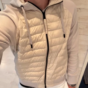 cardigan från Duno! - Riktigt fet Duno cardigan | perfekt året runt, från vår/höst dagarna till de kyligare sommar kvällarna |storlek 44 motsvarar S | nypris: 3000kr | Allt OG kommer med | skriv vill minsta lilla fråga eller fundering😊//GC