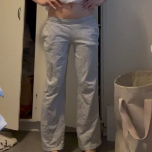 Grå lågmidjade mjukisbyxor   - Säljer ett par grå lågmidjade & utsvängda mjukisbyxor . Från bik bok, använda få gånger då jag har många andra mjukisar. 🩷Bra längd på mig som är 167cm.