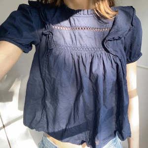 Sommarblus  - Söt mörkblå blus med volanger, broderier och puffärmar🥰