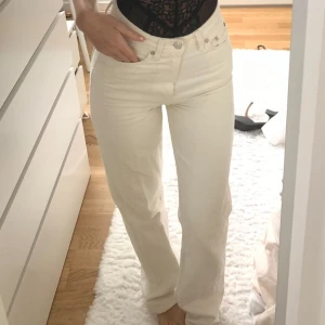 Vita raka jeansbyxor - Skitsnygga vita straight jeans från weekday som är fransade nertill😍