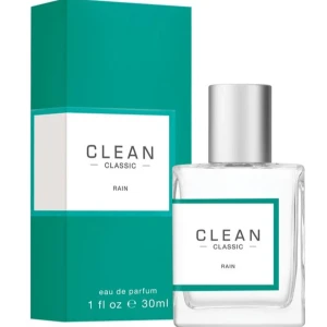 CLEAN Classic Rain Eau de Parfum 30ml - Fräsch parfym från CLEAN i doften Rain. Kommer i en stilren, genomskinlig glasflaska med silverfärgad kork och turkos-vit etikett. Förpackningen är turkos med vit detalj och rymmer 30 ml eau de parfum.