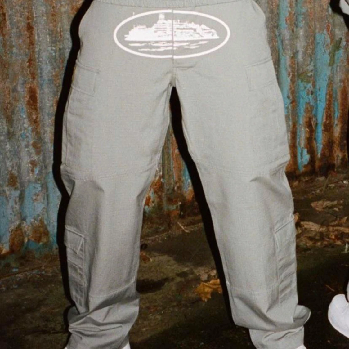 Ljusgrå cargopants med fickor