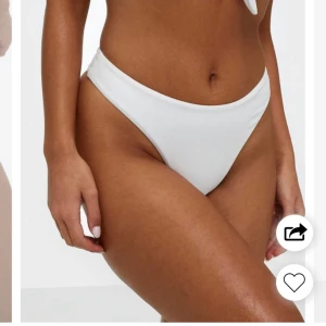 Vit bikiniunderdel - Snygg vit bikiniunderdel från Nelly💕