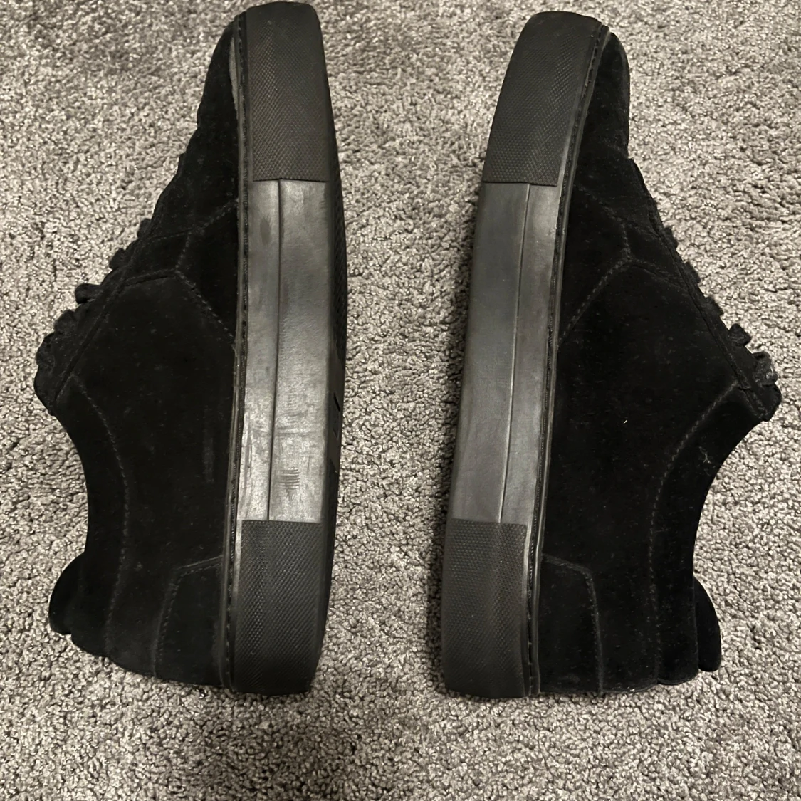 Svarta sneakers från Axel Arigato i mocka - 2