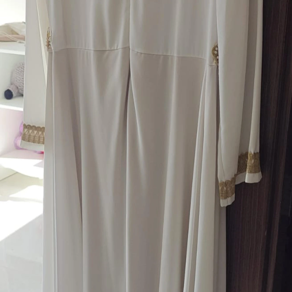 Vit långklänning med guldiga detaljer - 3