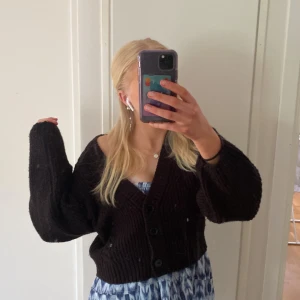 Svart ribbad kofta med stora knappar - Svart ribbad kofta från Hm i storlek S. den är kroppad 💕mycket bra skick!