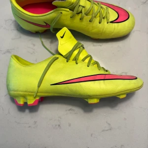 Nike mercurial vapor X (9) elite SG dobbar - Säljer ett par riktigt snygga/ og Nike fotbollsskor. De är i riktigt bra skick och har inte används så mycket som man kan se på bilderna. Dobbarna är heller inte alls slitna. Skorna är i strl 41. Dessa skor bar bla Neymar och Ronaldo 2013 och skorna är riktigt efterfrågade för det. 