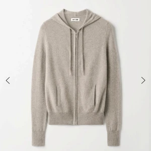  Soft Goat ziphup hoodie - Säljer en supermjuk beige hoodie i kashmir från Soft Goat. 