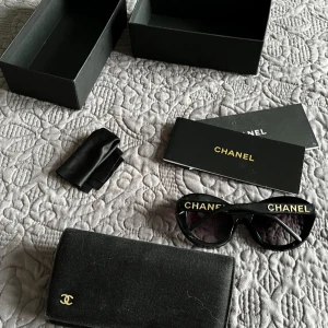Chanel solgalsögon 18k guld - chanel solglasögon köpta 2019. Inga defekter. 18k guld. Med Original glasögonbehållare. Köpt för 5000kr. Kan diskutera pris. Kom med bud