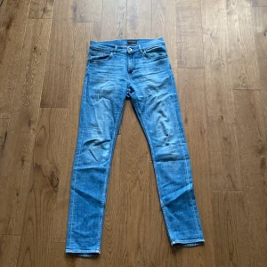 Blå jeans från Tiger of Sweden - Säljer ett par riktigt feta tiger of Sweden jeans. Dom är i ett gott och bra skick och väldigt bekväma att ha på sig. Hör bara av dig vid funderingar eller pris. De är även små i storleken.