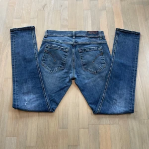 Dondup jeans - Säljer ett par feta blå jeans från Dondup med feta slitningar. Perfekt köp nu till Våren samt sommaren! Pris kan diskuteras🙌