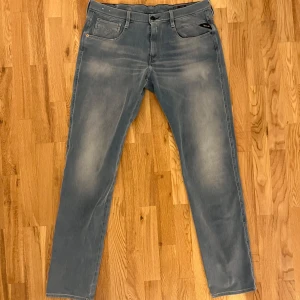 Replay Anbass jeans 34/34 - Säljer dessa riktigt snygga jeans ifrån replay i topp skick⭐️ storleken är 34/34 och färgen är blå🙌 bara att höra av sig vid minsta fråga eller fundering😊