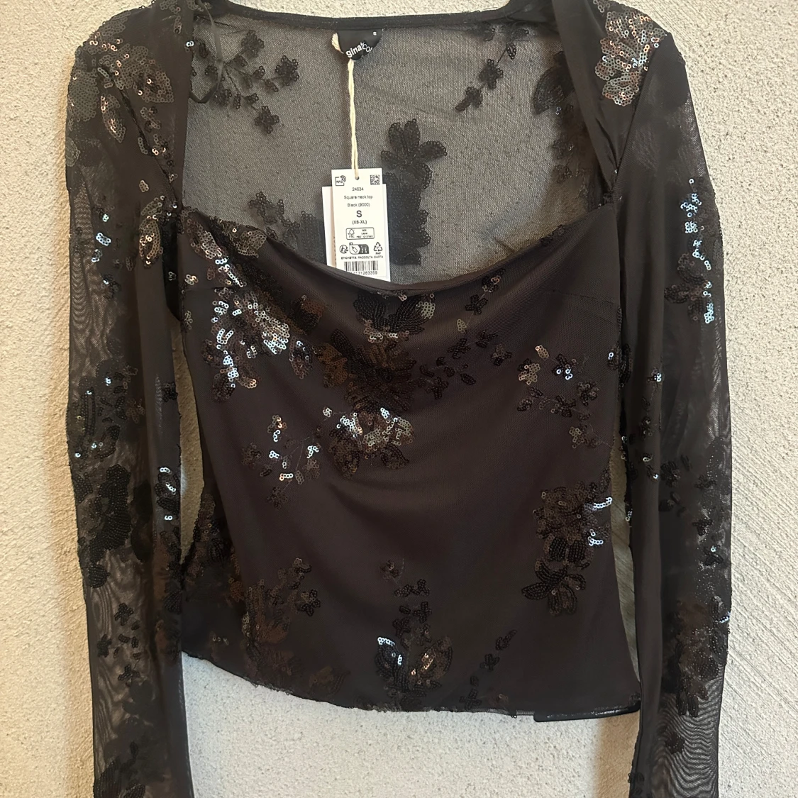 Svart mesh topp med paljetter och blommönster - 2