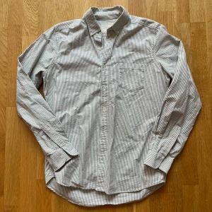 A Day’s March Skjorta - En mönstrad A Day’s March skjorta i storlek L. Skjortan är i mycket bra skick utan defekter. Känn dig fri att fråga om du undrar något!