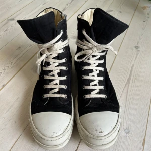 Rick Owens DRKSHDW Ramones - Ikonisk modell. Nypris runt 6000kr. Använda flitigt så finns ett par synliga skavanker, men priset reflekterar detta. Man kan inte få ett par äkta Rick Owens Ramones billigare än detta. Skolåda finns, men den är inte i Stockholm, så uppskattar om man är okej utan.