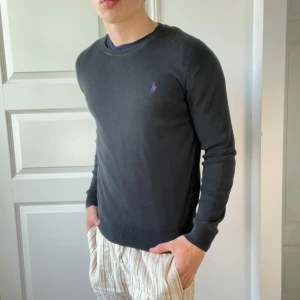 Ralph Lauren sweatshirt - 9/10 skick || väldigt bra skick || Modellen är 180 cm och 75 kg || Kom med frågor! Rekommenderar för runt 180 