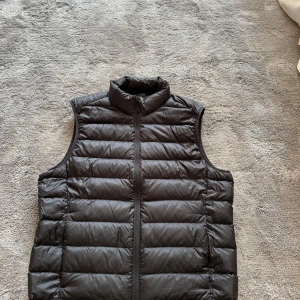 Uniqlo väst - Tjena säljer min uniqlo väst storlek s men kan även passa m, hör bara av om ni har några frågor👍