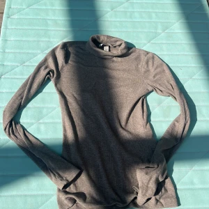 Polo tröja från h&m - Beige polotröja från h&m med figurnära passform. Tröjan är av ca 50% bomull (bild 3), så den är väldigt skön att ha på sig. Är stretchig och lite för stor för mig för att vara en figursydd tajt tröja, därför tror jag den skulle passa xxs-m. Nytt skick och inga defekter, pris kan diskuteras!💗🪽